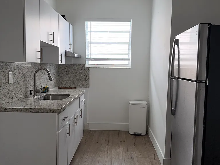 1029 SW 5th St #9 — Photo 7