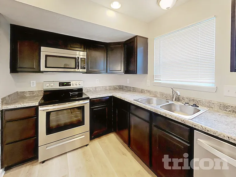 501 Foliage Ln — Photo 7