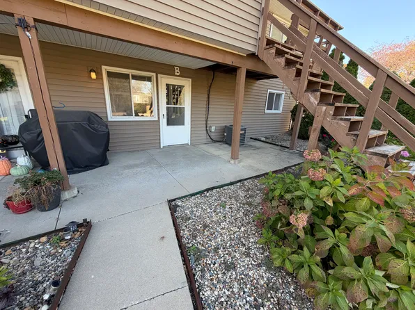 621 S 7th Ave #B, Winterset, IA 50273