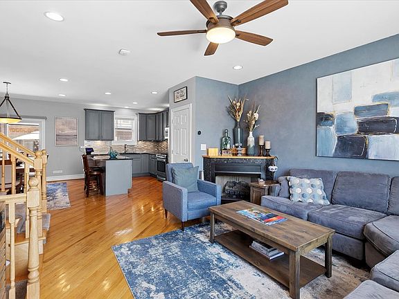3rd image of 6168 N Ravenswood Ave #B