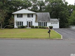 6 Whitcomb Ave, Mount Sinai, NY 11766