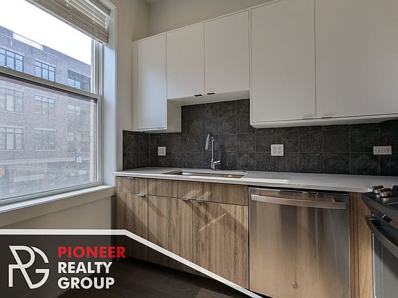 4th image of 2120 W Belmont Ave #2F