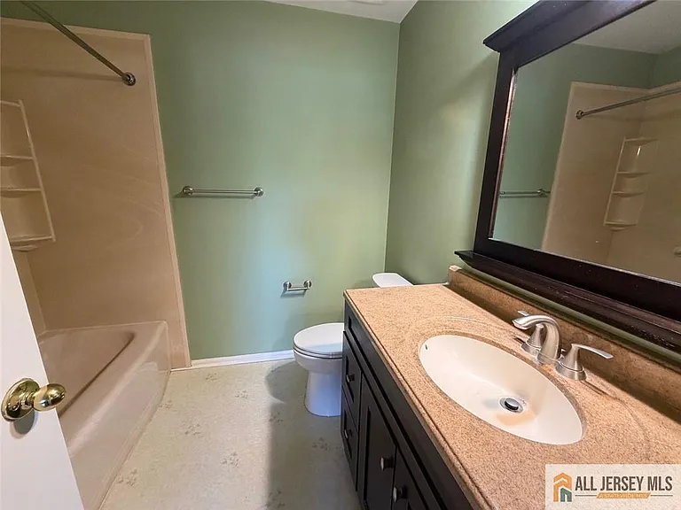 601 Sunshine Ct #601 — Photo 7