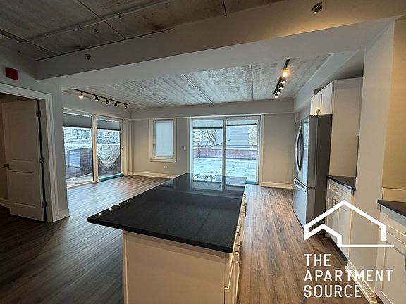 4th image of 938 W Carmen Ave #211