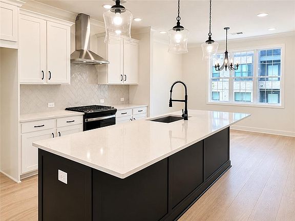 2nd image of 1955 Deco Dr