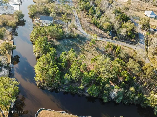 2021 Bonney Dr, Bay Saint Louis, MS 39520