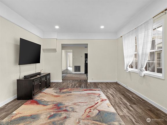 5th image of 1417 E Beacon Avenue