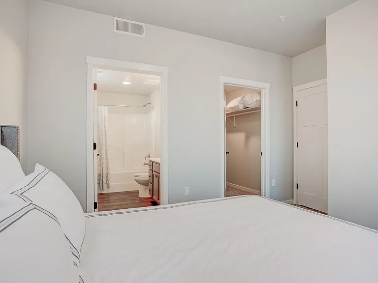 1420 Maple Grove Apartments — Photo 23