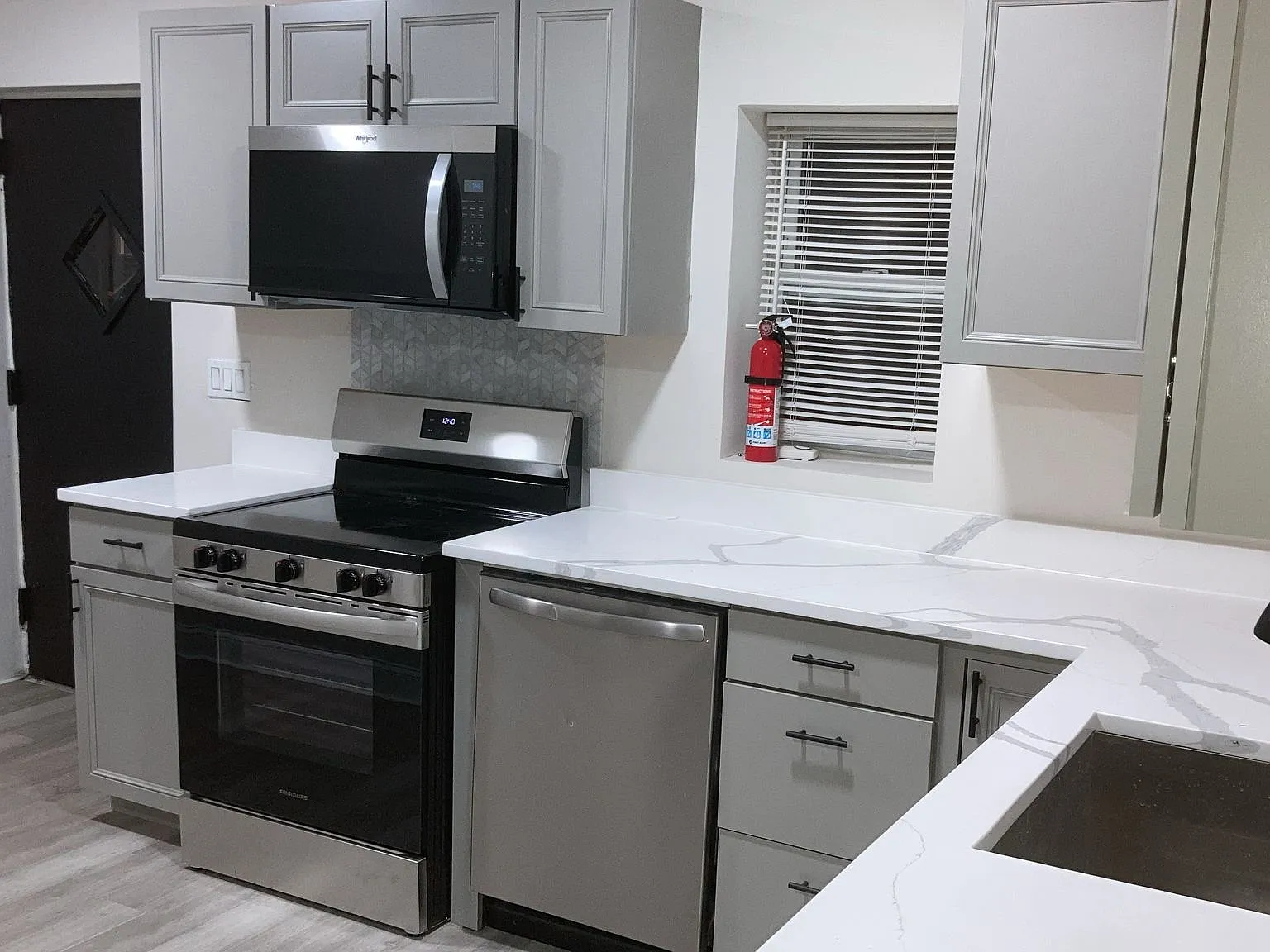 6 bed, 2900 sqft, $7,300 — Photo 2
