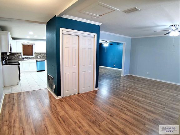 3rd image of 820 E Cenizo St