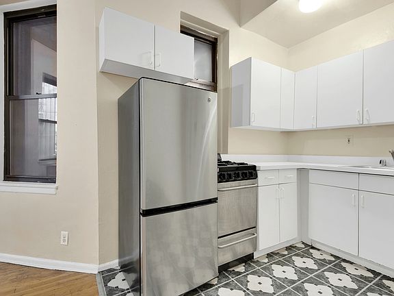 4th image of 212 W 82nd St #1E