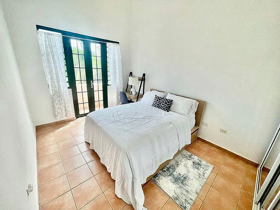 Secondary Bedroom ( 18ft Cielings )