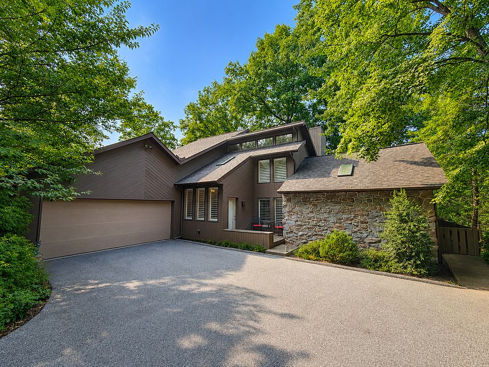 1st image of 133 E Woods Dr