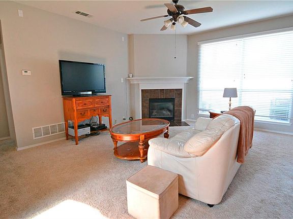 4th image of 2600 Swan Dr