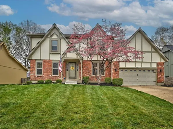 11712 W 102nd St, Overland Park, KS 66214