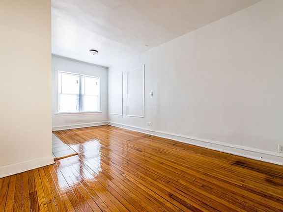 4th image of 7110-18 S Ridgeland Ave #7112-2E