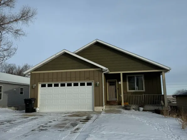 132 2nd St SW, Watford City, ND 58854