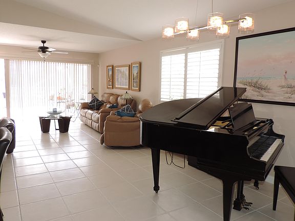 Home For Sale In Villagewalk