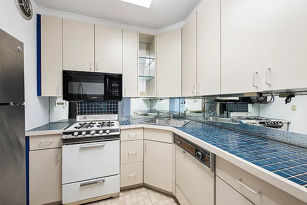 Sold by R New York | media 3