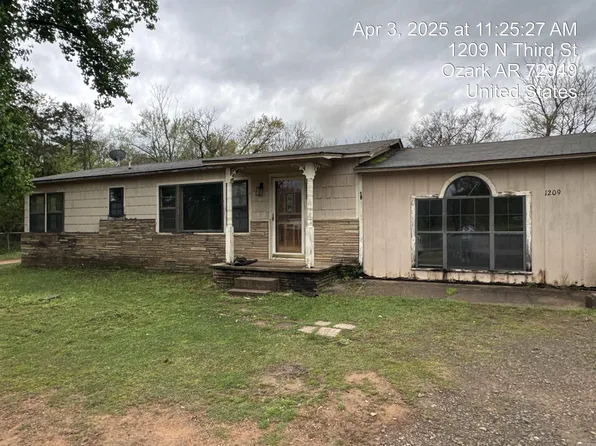 1209 N 3rd St, Ozark, AR 72949