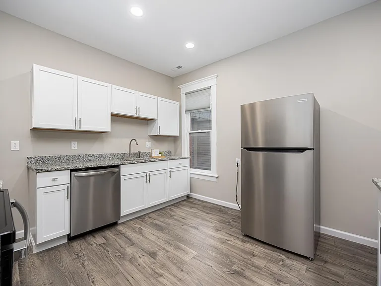 737 Franklin Ave #8 — Photo 11