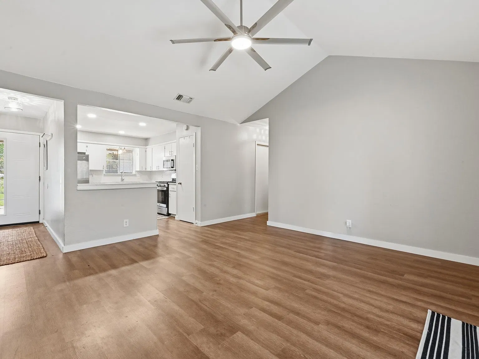 3 bed, 2.0 bath, 1062 sqft, $2,400 — Photo 4