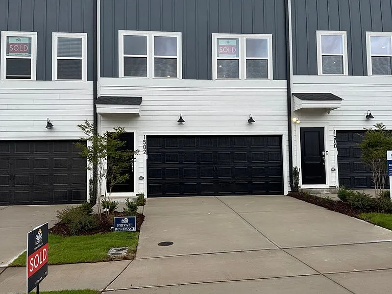 1502 Tamarisk Ln — Photo 2