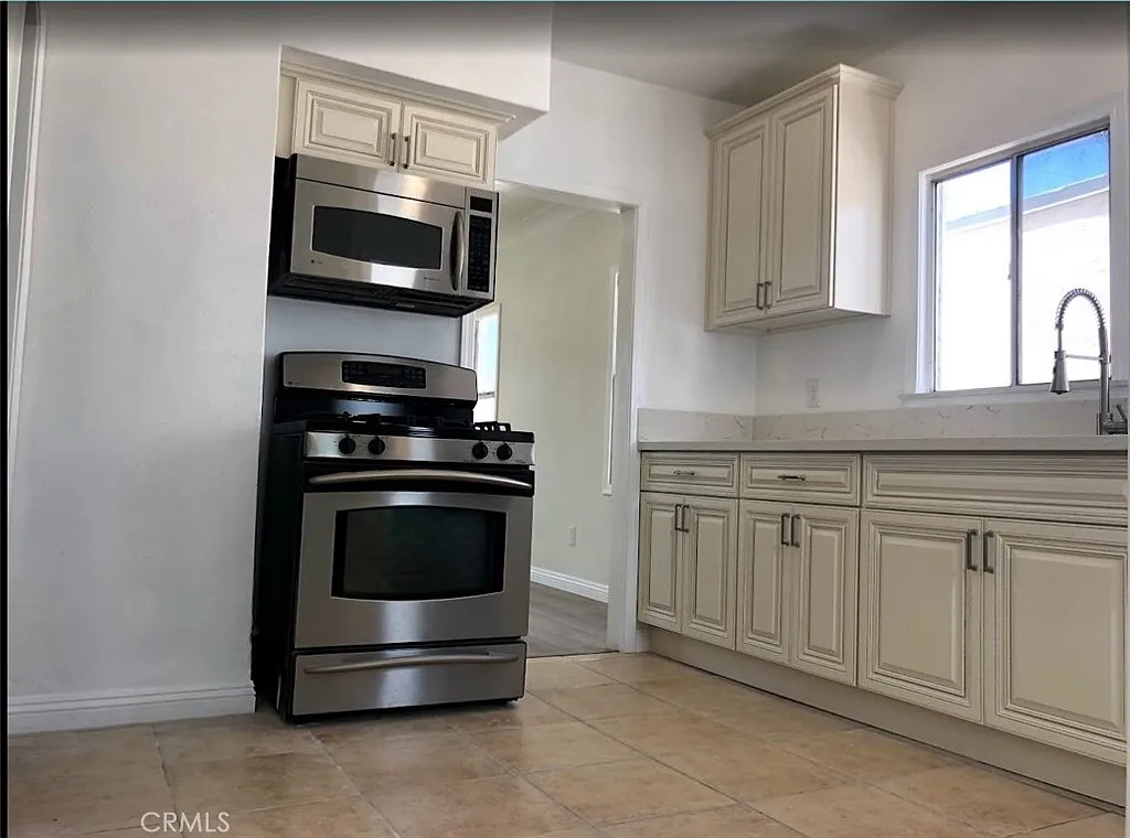 3 bed, 1200 sqft, $2,450 — Photo 2