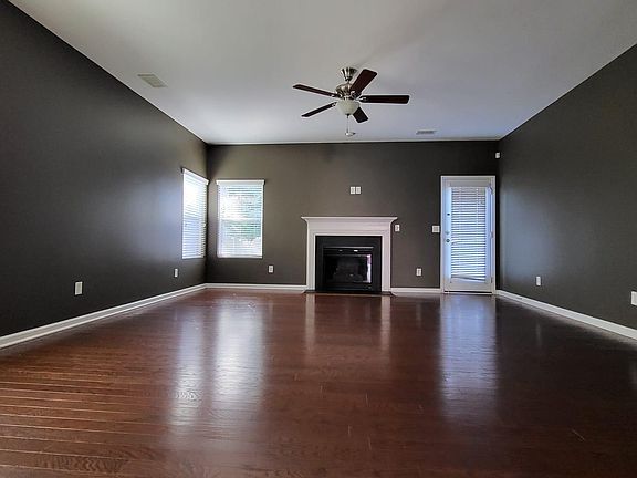 5th image of 1050 Albany Park Dr