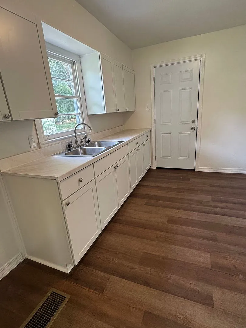 3 Bedroom Single Family House 3923 Moffett Ct in Mobile, AL 36618 — Photo 3