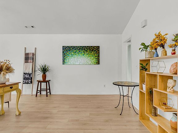 5th image of 2445 Castlereagh Rd