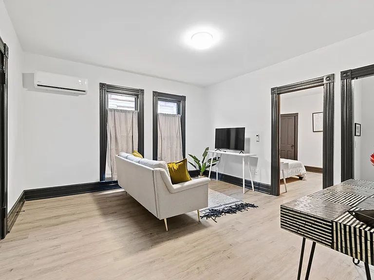 1232 W Washington Blvd — Photo 1