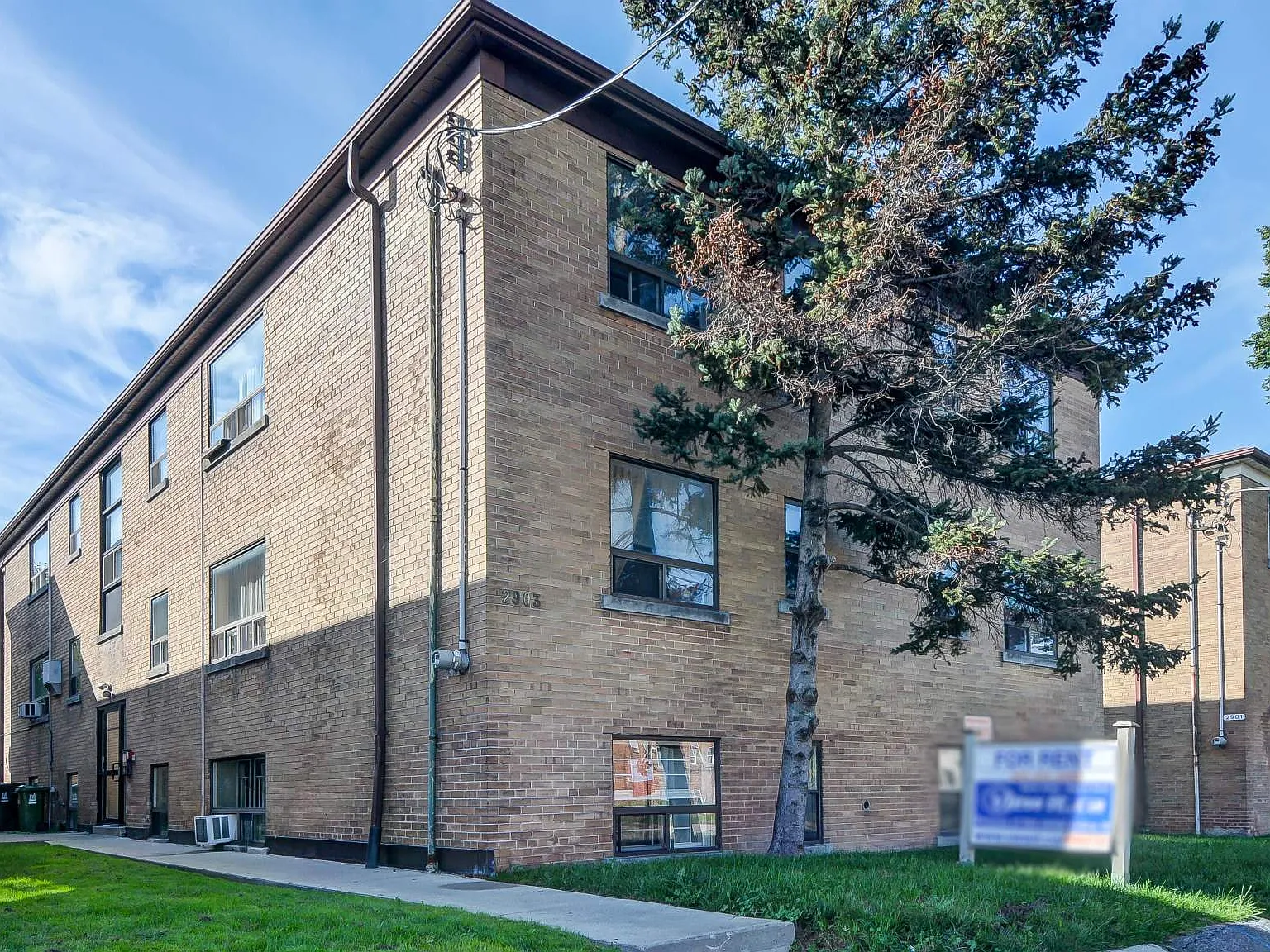 2903 Saint Clair Avenue East Toronto — Photo 2