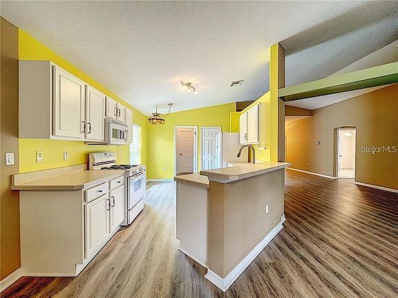 3rd image of 815 Garberia Dr
