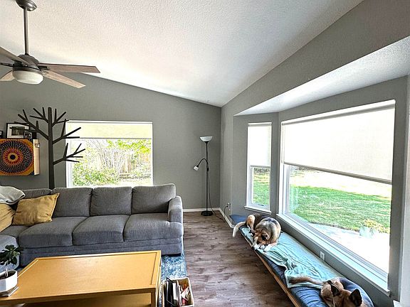 5th image of 425 Nicole Dr