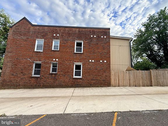 3rd image of 2920 8th St NE APT 3