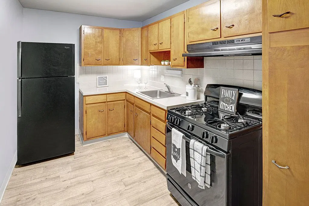 Montgomery Plaza Apartments — Photo 3