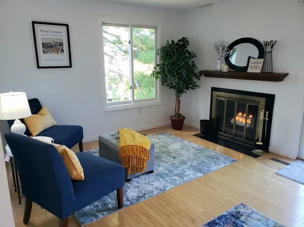 14 Autumn Ln, Amherst, MA 01002