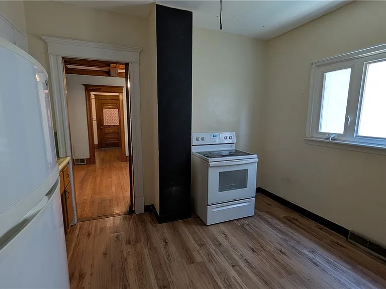 37 Manchester Pl #LOWER — Photo 7