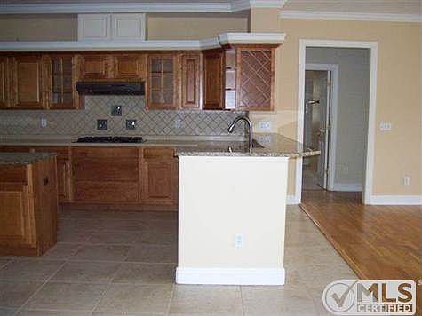 4th image of 901 Summerbrooke Dr
