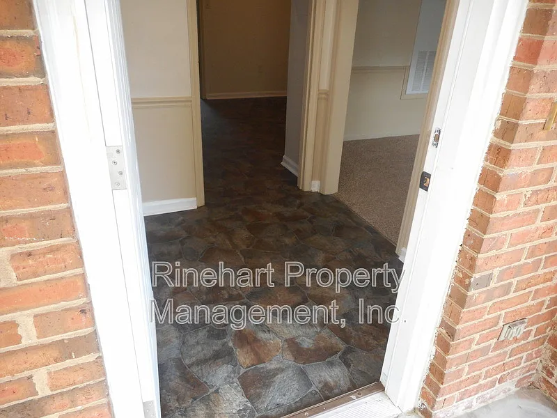 1 bed, 1.0 bath, 617 sqft, $1,050 — Photo 2