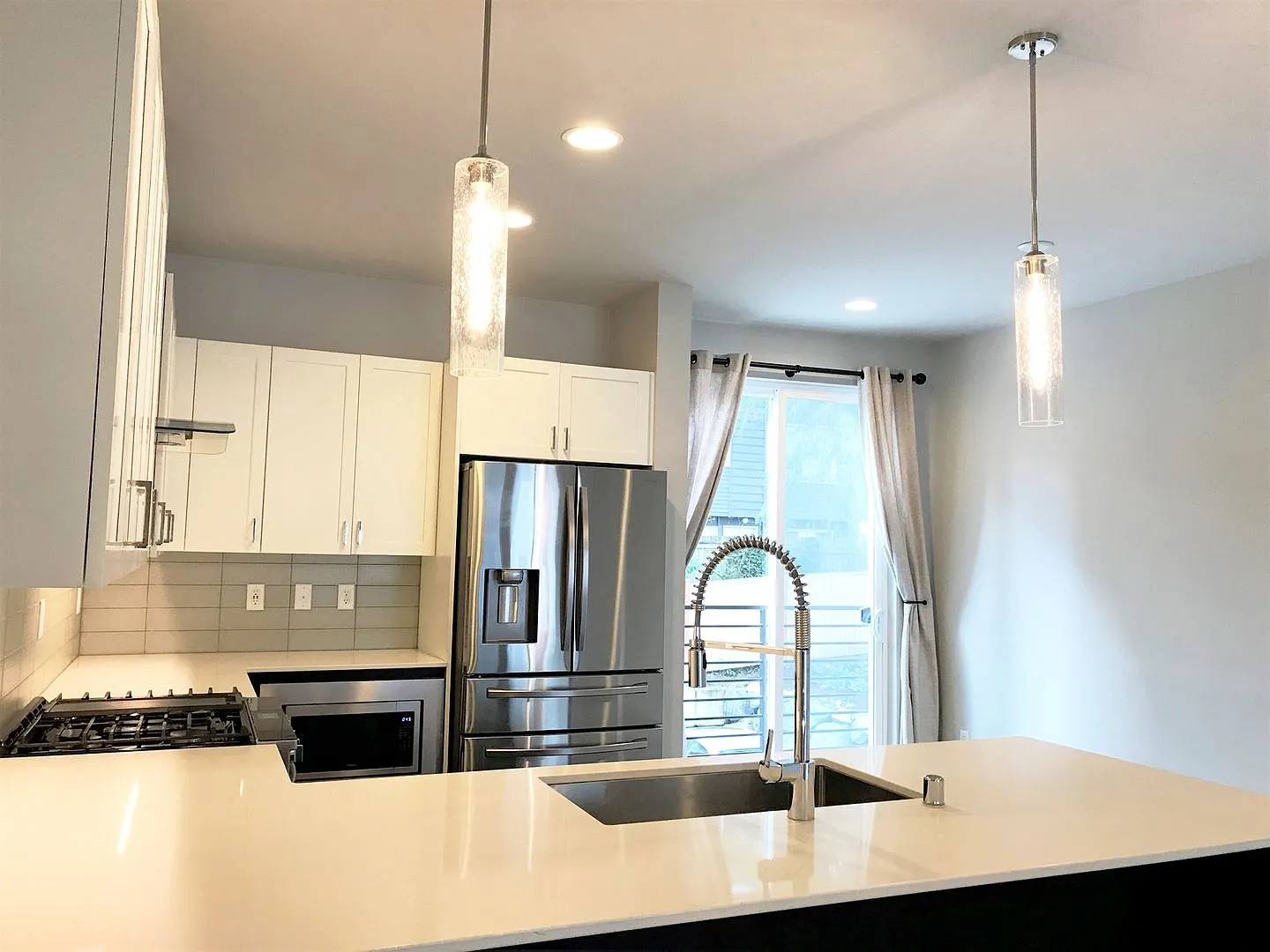 Contemporary Wedgwood 3 Bed, 3 Bath Townhome W/ 10' Ceilings On Main Floor — Photo 2