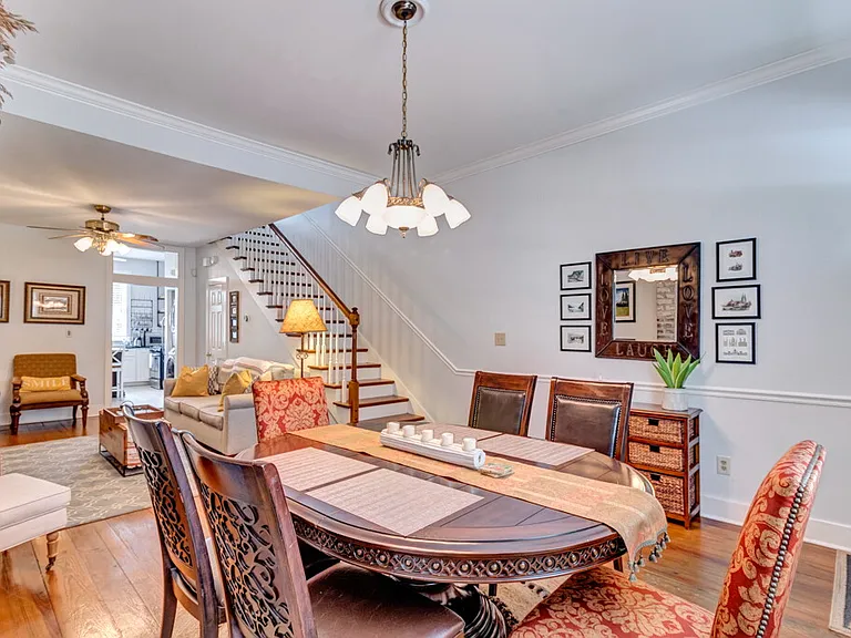 513 E Harris St — Photo 2