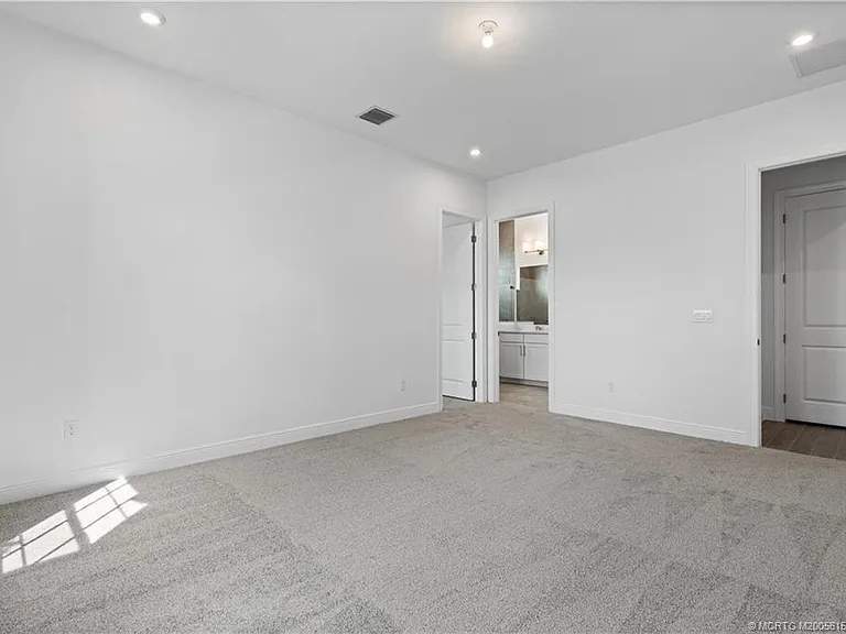 870 SW Newfield Ave — Photo 9