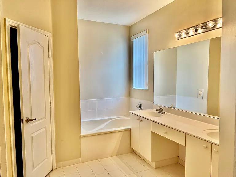 7763 NW 112th Pl — Photo 3