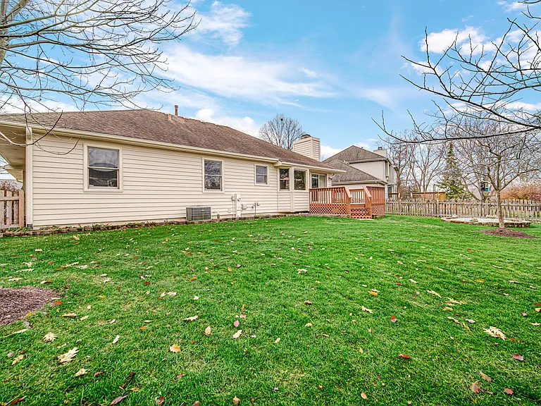 2420 Harbor Ct — Photo 3