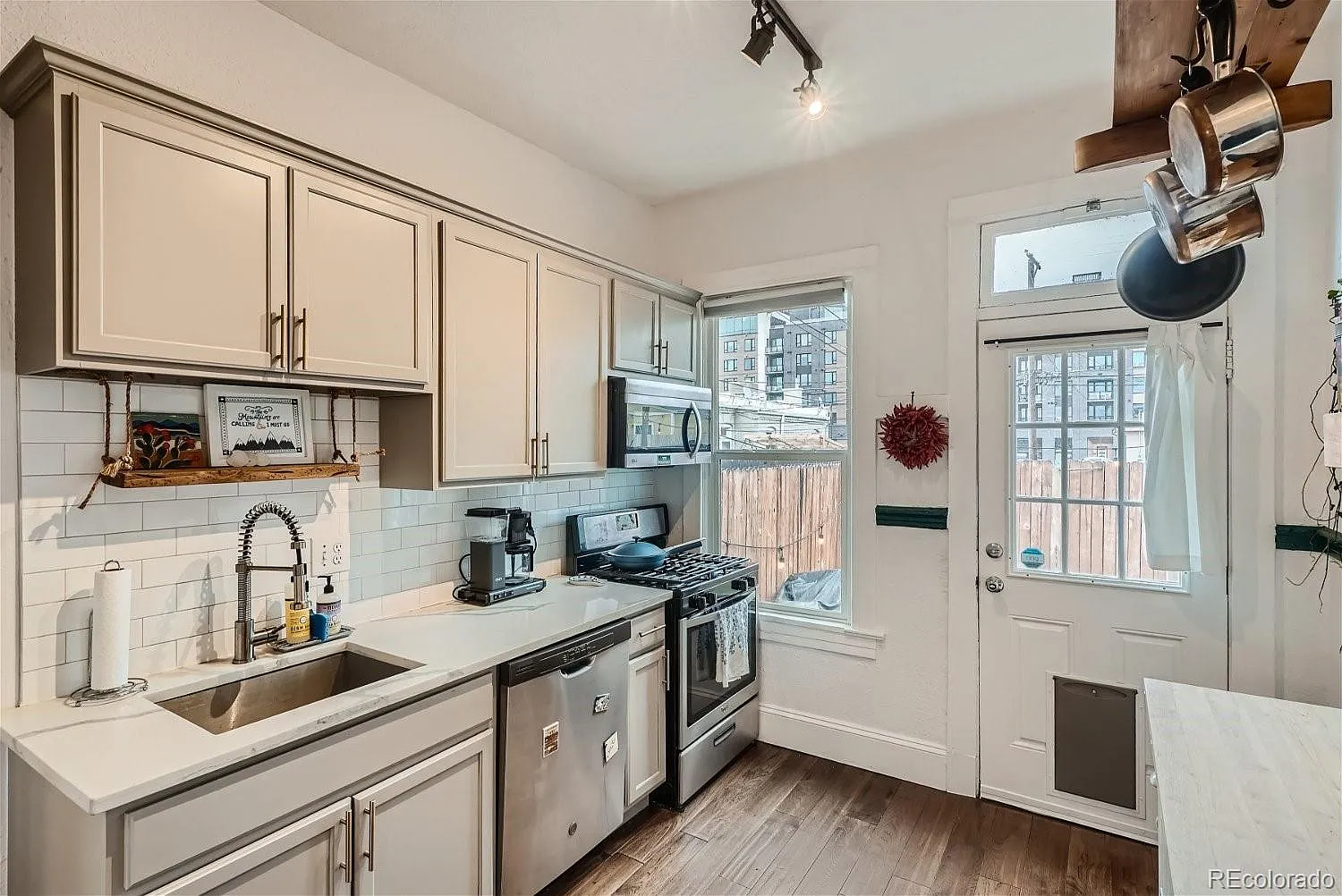 2 bed, 1.0 bath, 986 sqft, $2,395 — Photo 2