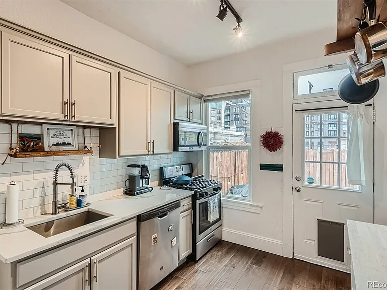 370 N Sherman St — Photo 2