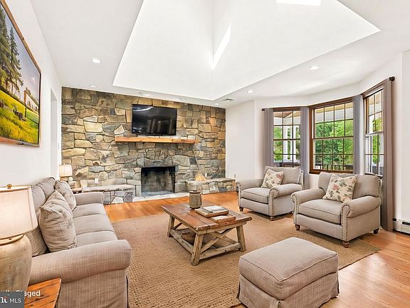 4th image of 318 Duxbury Rd