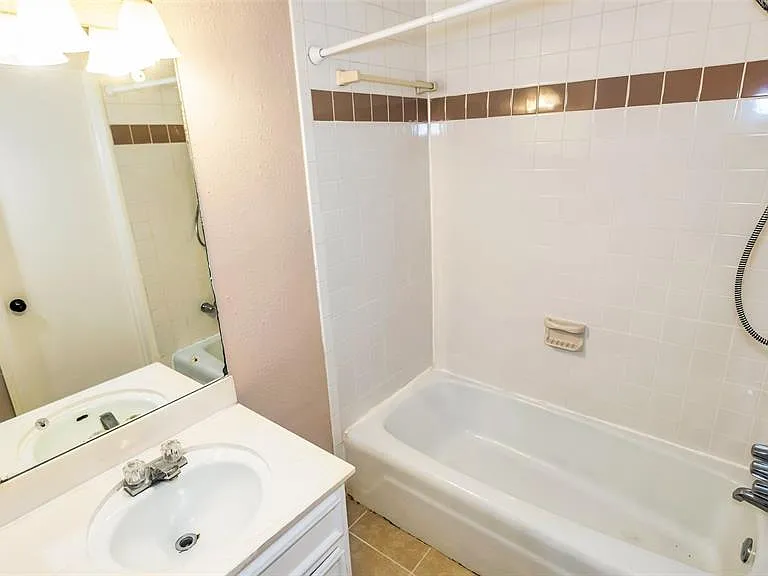 7500 W Loop S Fwy #D — Photo 17
